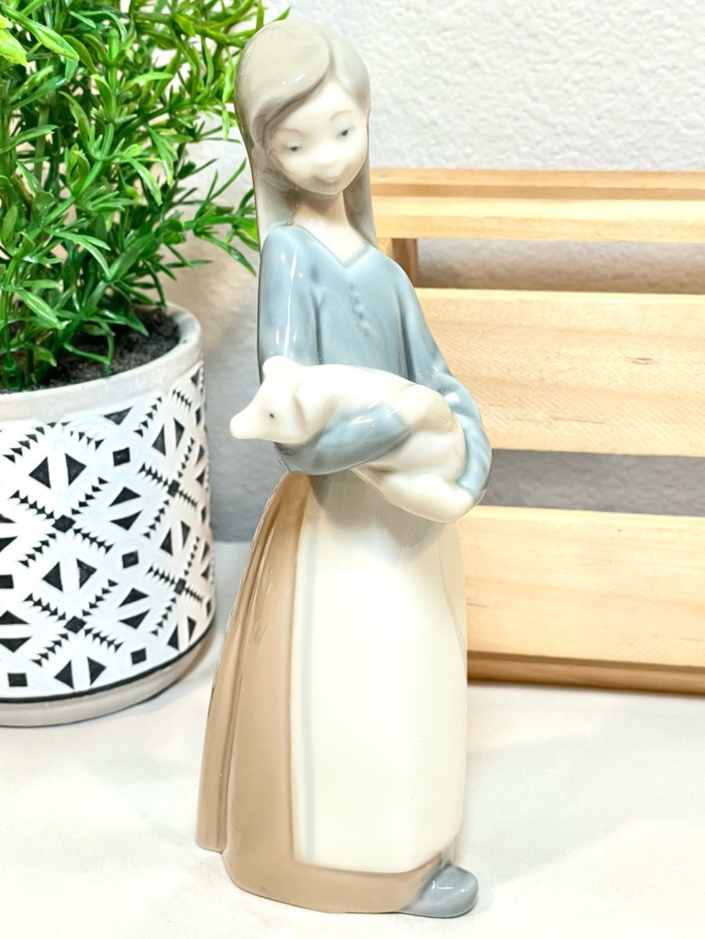 Lladró “Girl With Pig” Porcelain Figurine. Children w Animals Collection | EUC